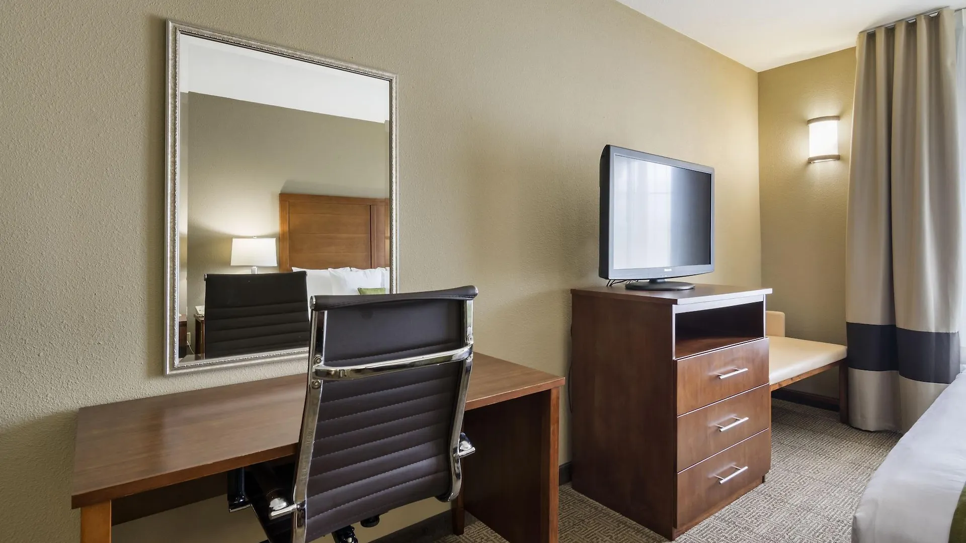 Comfort Inn & Suites Sacramento - University Area Hotel
